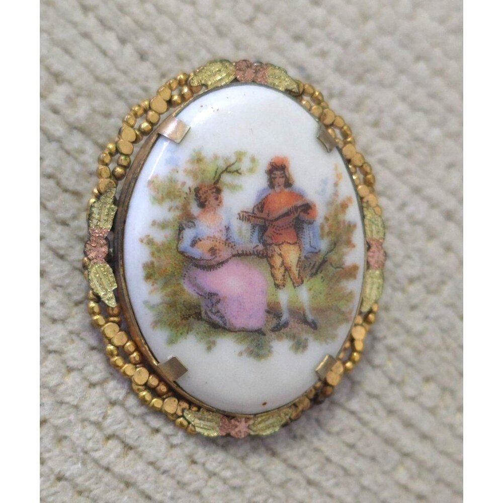 Antique Porcelain Brooch/Pendant Courting Couple Scene & Ornate Gold-Tone Frame - Picture 3 of 7